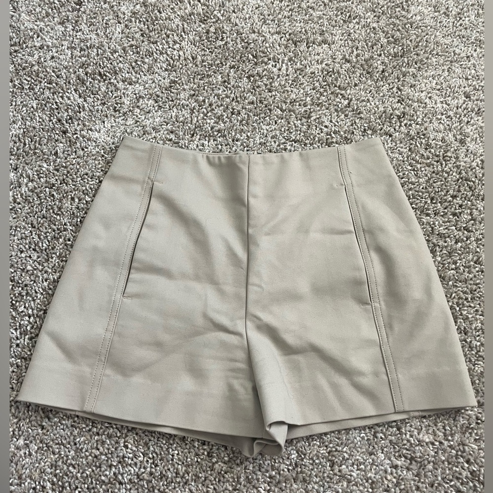 Babaton neutral dress shorts size 0